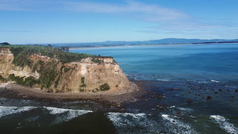 Playa-Rocosa-De-Maketu-En-La-Isla-Norte,-Nueva-Zelanda-Durante-El-Verano---Toma-Aérea-De-Drones