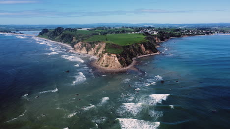 Schäumende-Meereswellen-Und-Landzunge-Am-Strand-Von-Maketu-Auf-Der-Nordinsel,-Neuseeland---Drohnenaufnahme-Aus-Der-Luft
