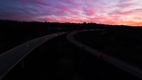 Autobahnverkehr-Bei-Sonnenuntergang,-Historische-San-Luis-Rey-Brücke