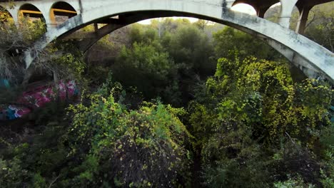 Fliegen-Unter-Der-Historischen-Brücke-Von-San-Luis-Rey