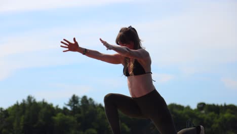 Yoga-Fit-Frau-Auf-Paddelbrett-Heben-Arme-Um-Slomo-Fitness-Zu-Dehnen