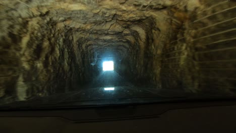 Fahrt-Durch-Kurzen-Bergtunnel-Pov