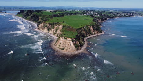 Promontorio-Y-Playa-Pedregosa-En-Maketu,-Isla-Del-Norte,-Nueva-Zelanda---Toma-Aérea-De-Drones
