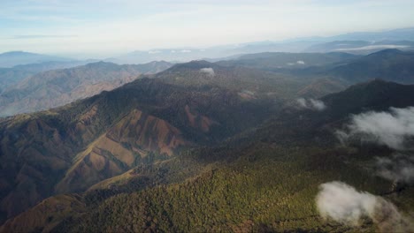 Fliegen-über-Die-Grüne-Bergkette-Von-Papua-Neuguinea-Mit-Wolkenfetzen