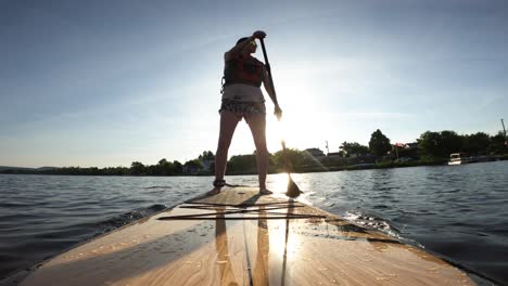 Fit-Woman-Paddle-Boarding-POV-Mit-Hintergrundbeleuchtung
