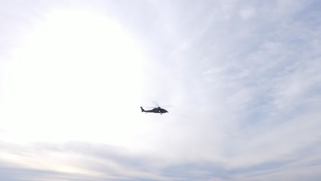 Vista-De-Dron-Del-Helicóptero-Volando-Por