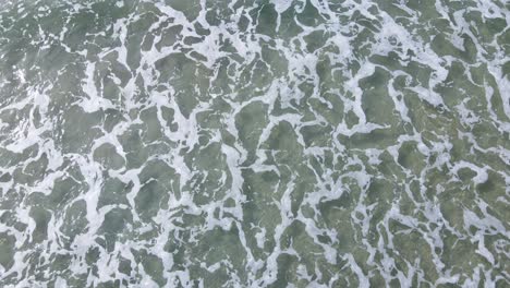 Luftaufnahme-Von-Klaren-Wellen,-Die-Am-Meer-Brechen
