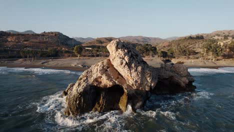 Luftaufnahme-Von-Krachenden-Wellen-Gegen-Felsen-Am-Sandstrand-Von-Playa-Peñon-Del-Cuervo-In-Malaga-Im-Sommer