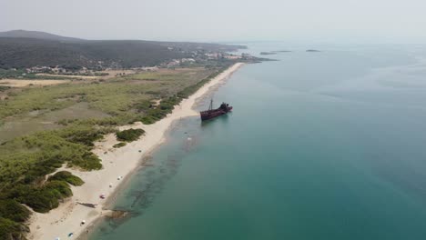 Establecimiento,-Barco-Abandonado-Distante-En-La-Costa-De-Grecia