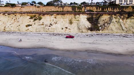 Vista-De-Drones-De-Un-Camión-Salvavidas-Conduciendo-Por-La-Playa-Delmar