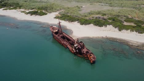 Barco-Abandonado-En-La-Costa-De-Grecia