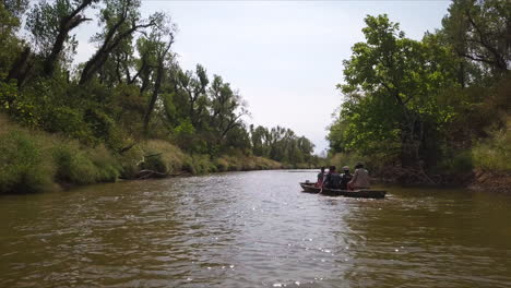Grupo-De-Personas-Navegando-En-Kayak-En-Un-Río-Tranquilo-Y-Pacífico,-Explorando-La-Naturaleza-Salvaje