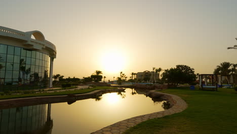 Friedlicher-Sonnenaufgang-Zur-Goldenen-Stunde-In-Einem-Resort-In-ägypten