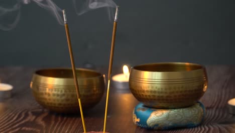 Weihrauch-Brennt-Mit-Kerzen-Und-Tibetischen-Schalen