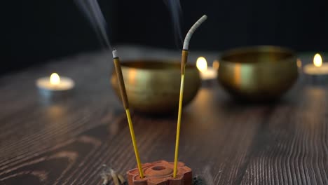 Weihrauch-Mit-Tibetischen-Schalen-Und-Kerzen