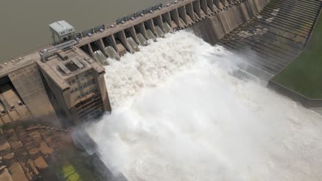 La-Represa-Hidroeléctrica-Del-Río-Vaal-En-Sudáfrica-Libera-Agua-De-Inundación-En-Primavera
