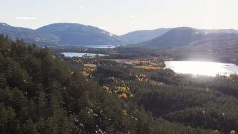 Norwegisches-Tal-Mit-Seen-Und-Berggipfeln