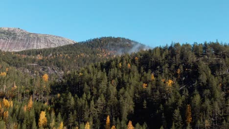 Drei-Norwegische-Berggipfel-In-Herbstfarben
