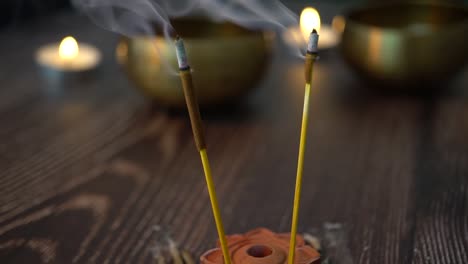 Weihrauch-Mit-Tibetischen-Schalen-Und-Kerzen
