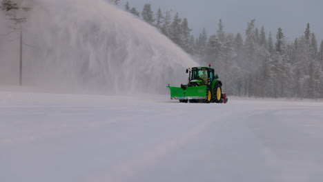 Tractor-Norbotten-Soplando-Nieve-Congelada-Limpiando-La-Carretera-De-Hielo-Escarchado-Temprano-En-La-Mañana