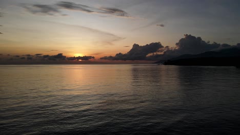 Ein-Balinesischer-Sonnenaufgang-Warf-Ein-Buntes-Glühen-über-Die-Ruhigen-Wasser-Eines-Kleinen-Indonesischen-Fischerdorfes