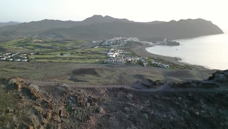 Drone-Volando-Sobre-La-Montaña-Revela-El-Asombroso-Resort-Playitas-En-La-Isla-De-Fuerteventura,-España