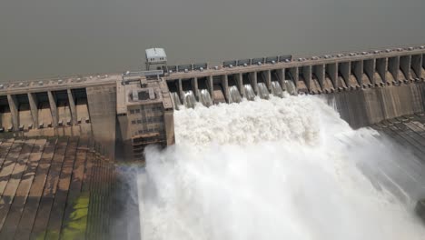 Sluices-in-Vaal-dam-open-to-lower-reservoir-level-in-flood