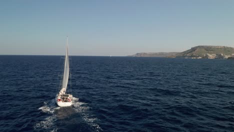 Vista-Aérea-De-Un-Yate-De-Lujo-Navegando-En-Medio-Del-Mar-Mediterráneo-Cerca-De-La-Isla-De-Gozo,-Malta