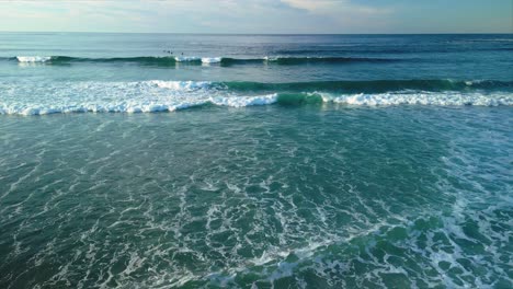 Wellenreiten-Mit-Türkisfarbenem-Wasser-Am-Praia-De-Caion-In-Galicien,-Spanien