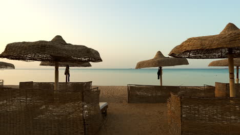 Luxus-Sandstrand-Mit-Liegestühlen-Und-Sonnenschirmen-Im-Tropischen-Resort-An-Der-Küste-Des-Roten-Meeres,-Ägypten,-Afrika
