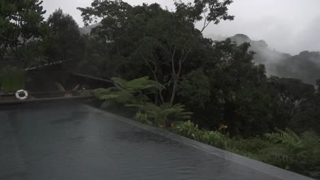 Kameraschwenk-Von-Einer-Villa-Auf-Dem-Land-In-Ruanda-Bei-Strömendem-Regen