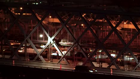 Subway-crosses-Williamsburg-bridge-from-Manhattan-towards-Brooklyn-at-night