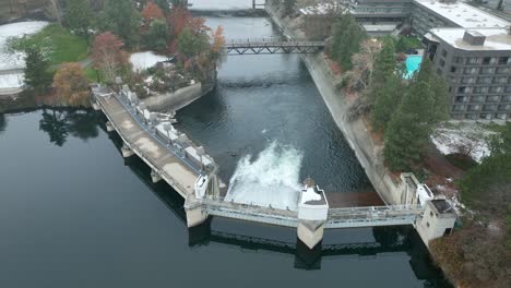 Luftaufnahme-Des-Staudamms,-Der-Den-Wasserfluss-Der-Spokane-Falls-Im-Bundesstaat-Washington-Steuert