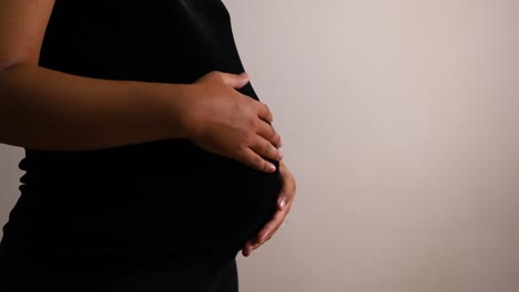 Mujer-Embarazada-Acariciando-Su-Vientre,-Parada-Aislada-En-Blanco-Con-Espacio-De-Copia