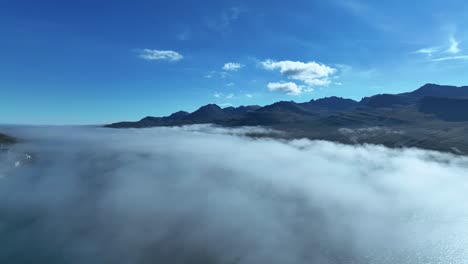Vista-Aérea-Sobre-Nubes-Bajas-En-El-Fiordo-Faskrudsfjordur-En-El-Este-De-Islandia---Disparo-De-Drones