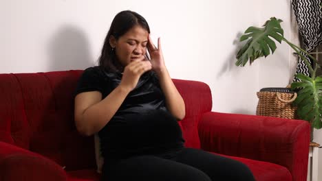 Mujer-Embarazada-Asiática-Con-Dolor-De-Cabeza-En-Casa