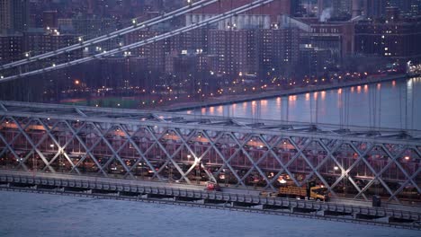Detail-Der-Williamsburg-Bridge-Am-Späten-Abend-Vor-Dem-Hintergrund-Des-East-River-Und-Manhattan