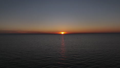 Luftaufnahme-Des-Sonnenuntergangs,-Während-Der-Motorbootfahrer-Vorbeifährt