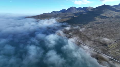 Niedrige-Wolken-Am-Faskrudsfjordur-Fjord-In-Ostisland---Luftdrohnenaufnahme