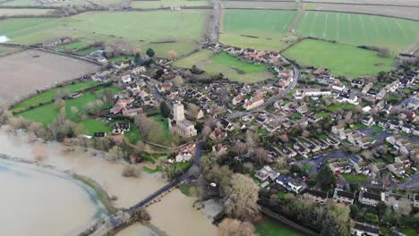 Ein-überschwemmtes-Dorf-In-Bedfordshire-Am-überfluteten-Fluss-Ouse