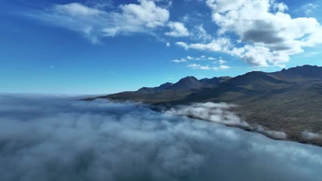 Montaña-Sandfell-En-Faskrudsfjordur,-Este-De-Islandia---Toma-Aérea-De-Drones