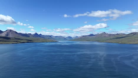 Paisaje-Tranquilo-En-El-Fiordo-Faskrudsfjordur-En-El-Este-De-Islandia---Hiperlapso