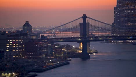 Brooklyn-Y-El-Bajo-Manhattan-Vistos-Desde-Williamsburg-Durante-El-Crepúsculo