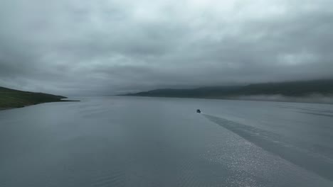 Barco-De-Pesca-Navegando-En-El-Idílico-Mar-Con-El-Cielo-Nublado-De-Faskrudsfjordur-En-El-Este-De-Islandia