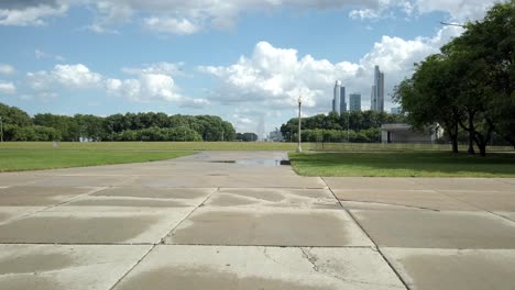 Chicago-Buckingham-fountain-in-the-distance-seen-from-a-car-window