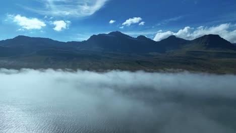 Vuelo-Por-Encima-De-Las-Nubes-En-Faskrudsfjordur,-Este-De-Islandia---Disparo-De-Drones