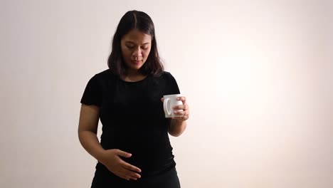 Schwangere-Frau-Trinkt-Isoliert-Auf-Weißem-Hintergrund