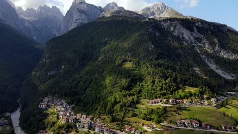 Luftaufnahmen-Der-Stadt-Molveno-Und-Des-Sees-In-Der-Dolomitenregion,-Trento,-Italien