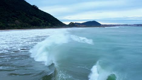 Surfer-Paddeln-über-Eine-Große-Welle-Im-Wunderschönen-Blauen-Meer