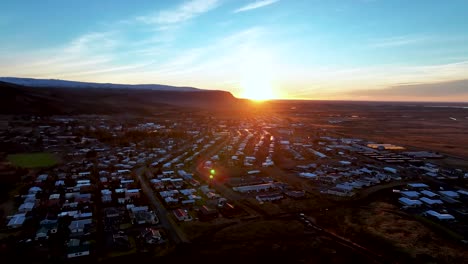 Vista-Aérea-Del-Paisaje-Urbano-De-Hveragerdi-Durante-El-Amanecer-En-El-Sur-De-Islandia